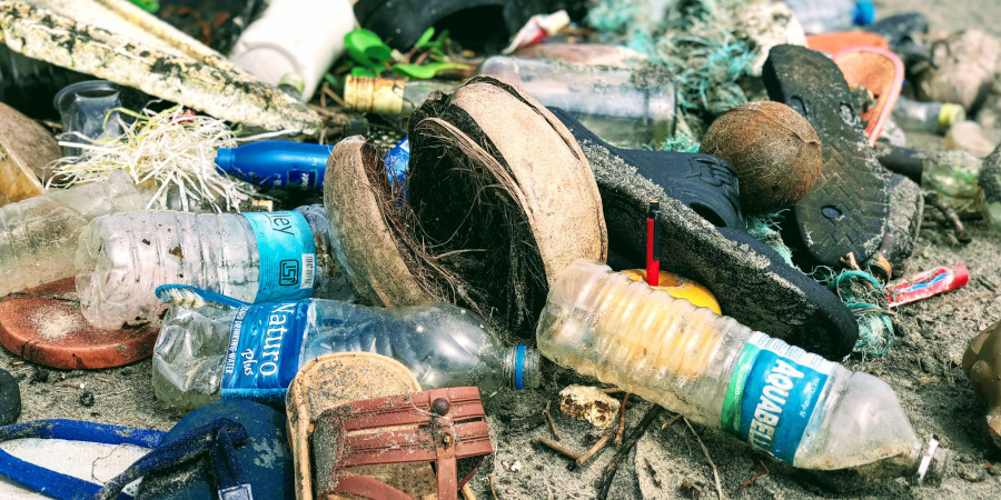 Kleines Stück Plastik Verschluckt Captions Imajinative